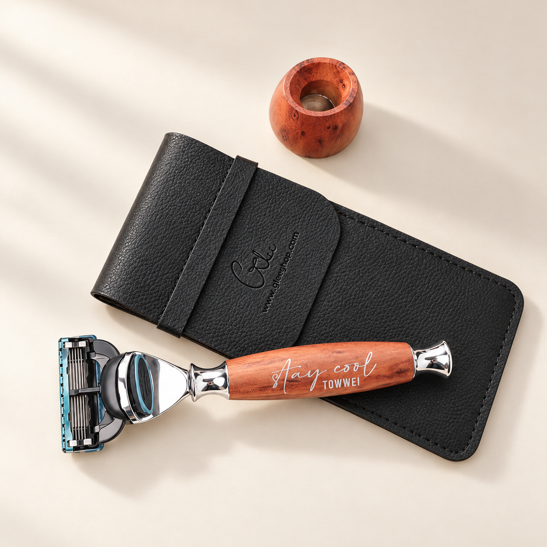 Personalised wood-grain aluminium razor with engraved name and leather pouch