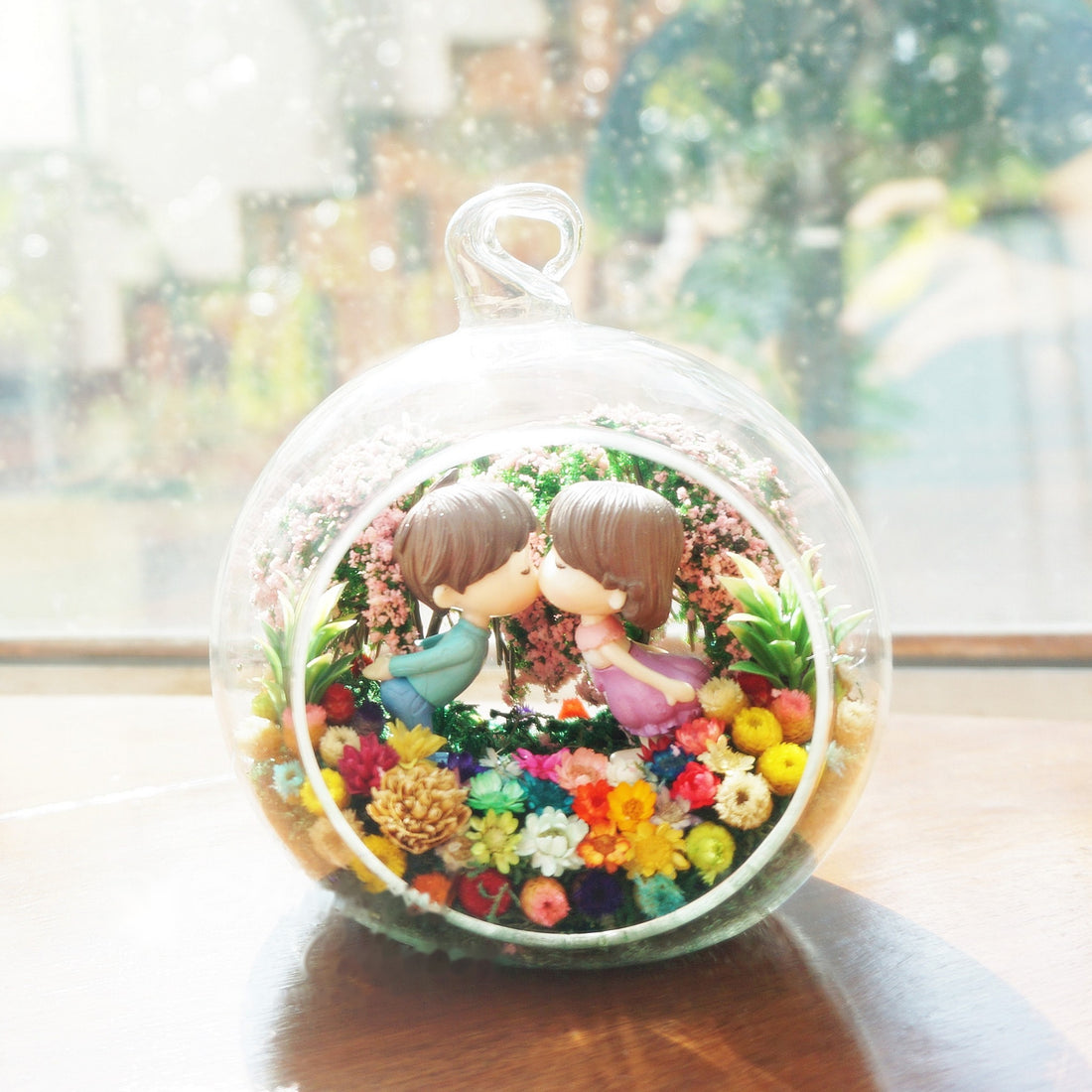 Sweet Kiss Couple preserved flower terrarium